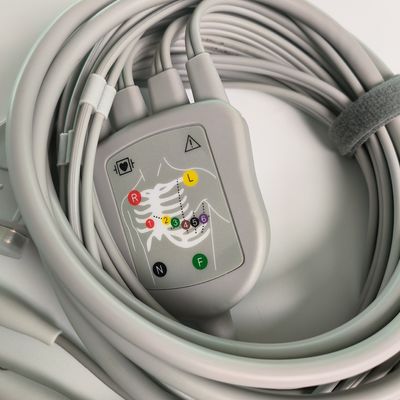 Elektrocardiogram zintegrowany z 12 przewodami ołowiowymi z 15 szpilkami.0